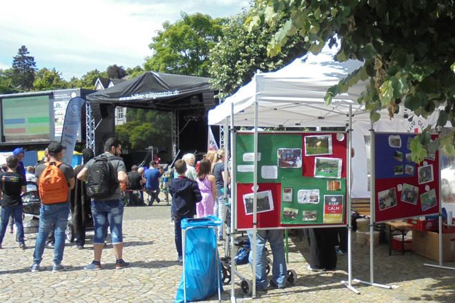 Ein Fest für alle Kulturen: Bad Berleburg ist bunt DRK-Stand beim Stadtfest: weißer Pavillon, dekoriert mit Foto-Wänden.