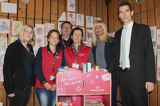 Spende in Olpe: Bildungsbox speziell für Kinder Gruppenfoto: (v.l.n.r.) Melanie Epple (DRK), Barbara Noll-Weber (DRK), Wolfgang Wallrabe (DRK), Sabine Steuber (DRK), Alexandra Haack (Dussmann Group) und Christian Brüggemann (Dussmann Group).