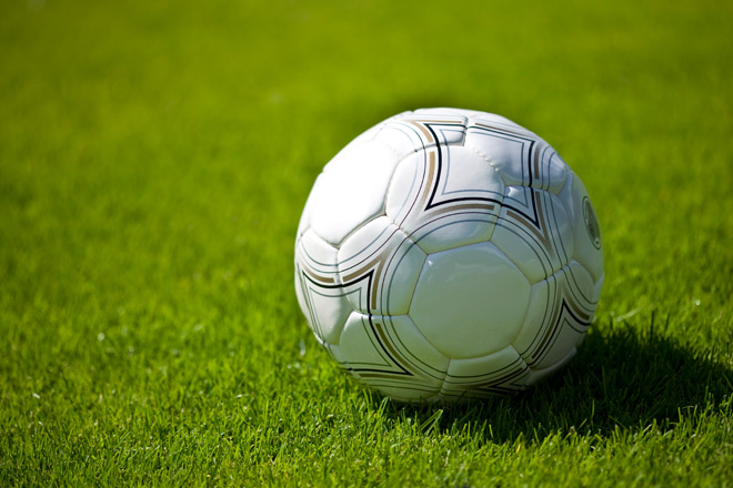Einer für alle, alle für einen: Freundschaftsspiel in Selm-Bork Weißer Fußball auf grünem Rasen.