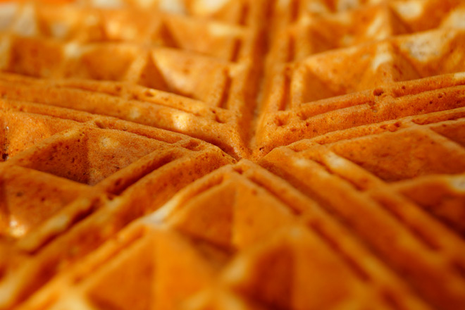 Ehrenamtliche Helferinnen backen Waffeln Nahaufnahme einer Herzchen-Waffel.