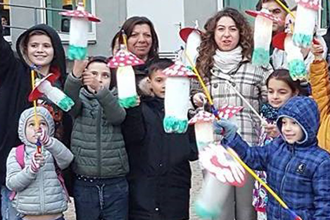 St. Martinszug in Bad Godesberg Kinder und Erwachsene mit Fliegenpilz-Laternen.