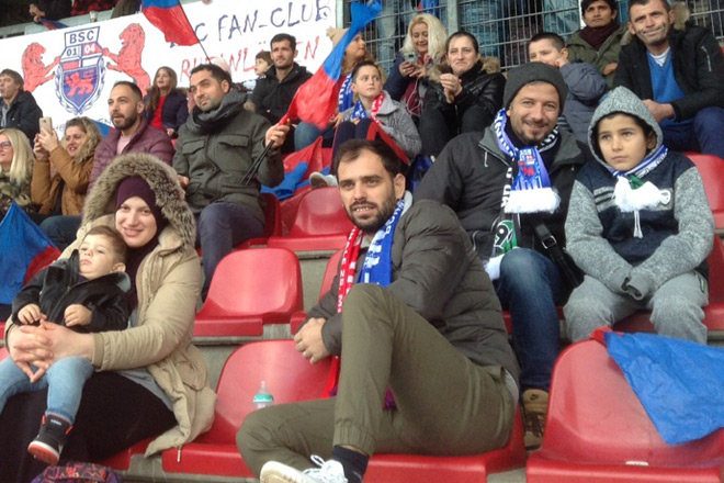 Zu Besuch beim Bonner SC Zuschauer auf der Tribüne im Fußballstadion.