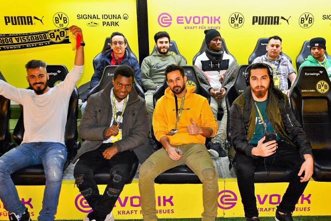 Von Selm nach Dortmund: zu Besuch beim BVB Eine Gruppe junger Männer auf der BVB-Trainerbank.