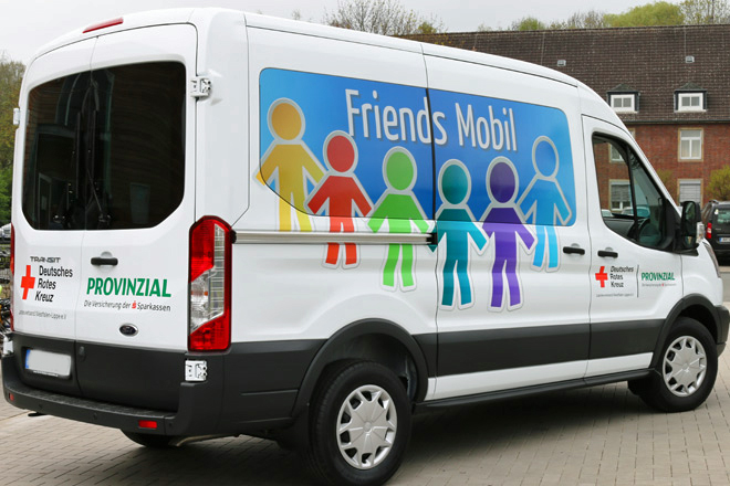 Spielerisch Integration fördern Das DRK-Friends Mobil: ein weißer Kastenwagen mit buntem Logo.