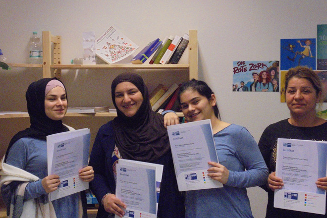 Alternative Qualifizierung in der ZUE Bad Godesberg Frauen zeigen ihre Zertifikate