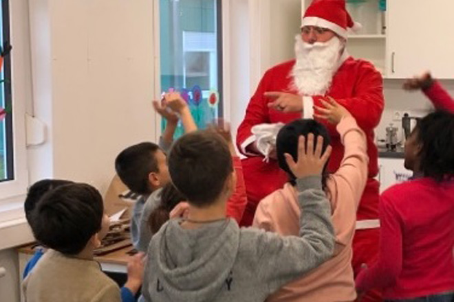 Kinder begrüßen den Nikolaus