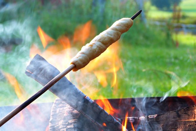 Winterfest in der ZUE Oerlinghausen Stockbrot über offenem Feuer.