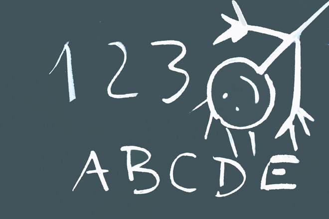 Jubiläum: 150x Deutsch als Zweitsprache Graue Tafel mit Ziffern, Buchstaben und einem lachenden Strichmännchen