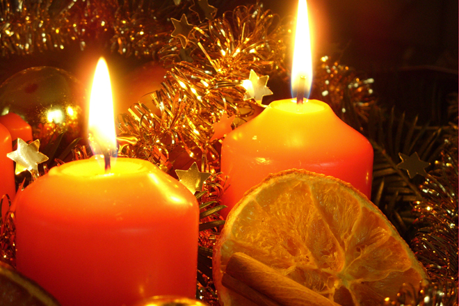 Frohe Weihnachten und einen guten Start ins neue Jahr! Brennende Kerzen.