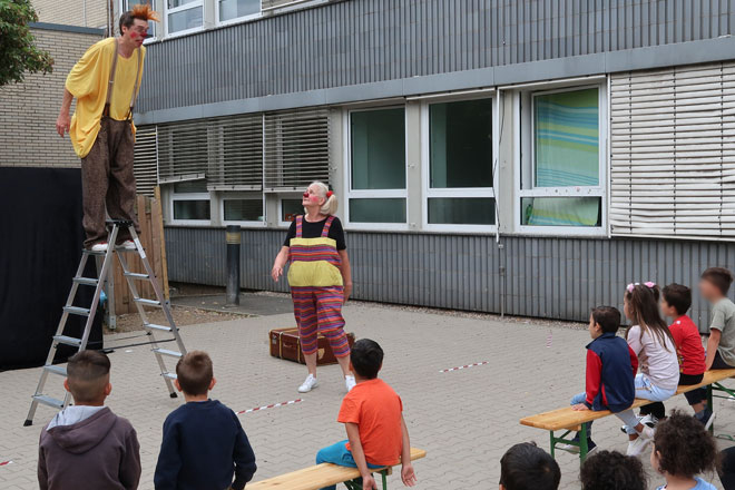 Clowns Tic und Pauline reißen die Zuschauer in der ZUE Bonn von den Sitzen Zwei Clowns und Zuschauer.