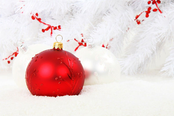 Frohe Weihnachten und einen gesunden Start ins neue Jahr! Christbaumkugeln im Kunstschnee.