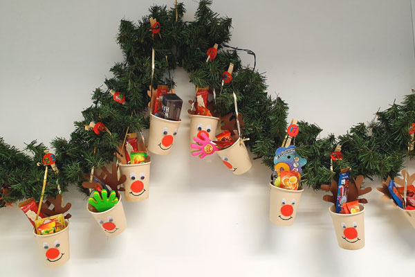 Der Zauber der Weihnachtszeit lässt auch die Kinderaugen strahlen Eine Tannengirlande mit Dekoration.