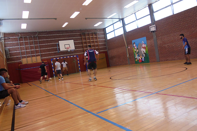Schwitzen gegen den Stress: Sportangebot in der ZUE Bonn Männer spielen in einer Turnhalle Fußball.