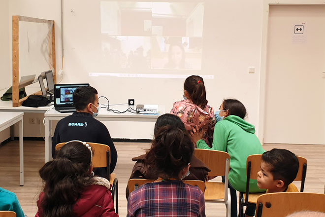 "Kurzfilme ohne Sprachbarriere": So macht Schule doppelt Spaß"Kurzfilme ohne Sprachbarriere": So macht Schule doppelt Spaß Kinder schauen einen Film über den Beamer.