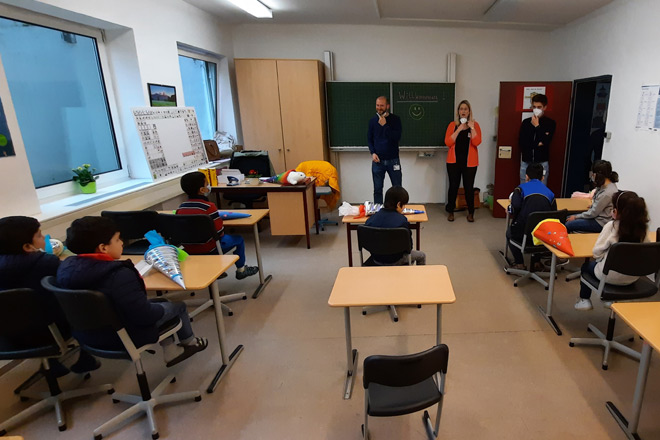 Schüler und Lehrer in einem Klassenraum.