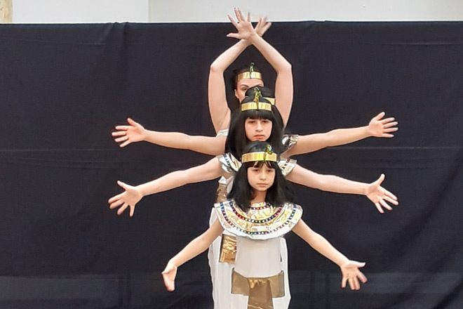 Vier als Ägypterinnen verkleidete Tänzerinnen.