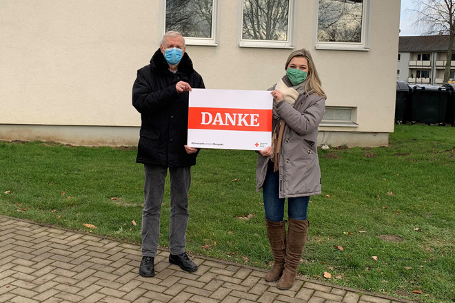 Ein dickes "Danke" für alle ehrenamtlichen Mitarbeiter Ein Mann und eine Frau halten ein Schild mit der Aufschrift "Danke".