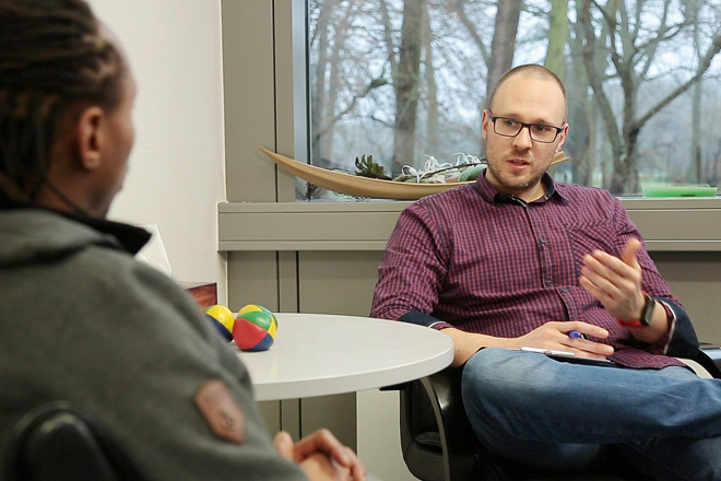 Ein Patient im Gespräch mit seinem Therapeuten.