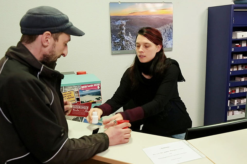Ein Patient erhält unter Aufsicht ein Drogenersatz-Medikament.