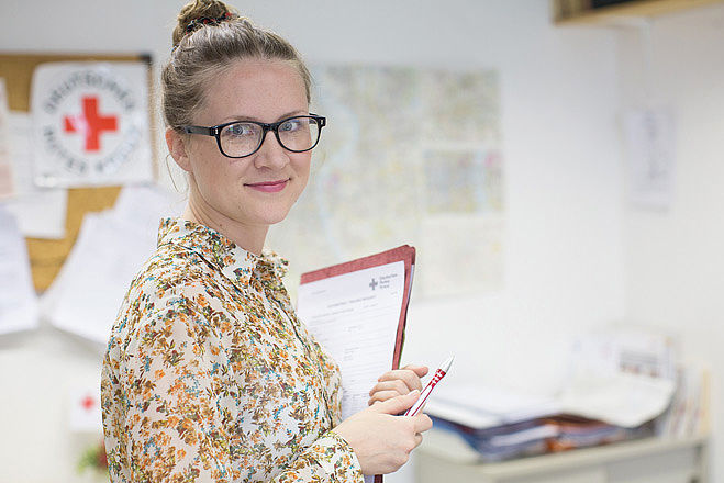 Junge Frau mit Brille im Büro